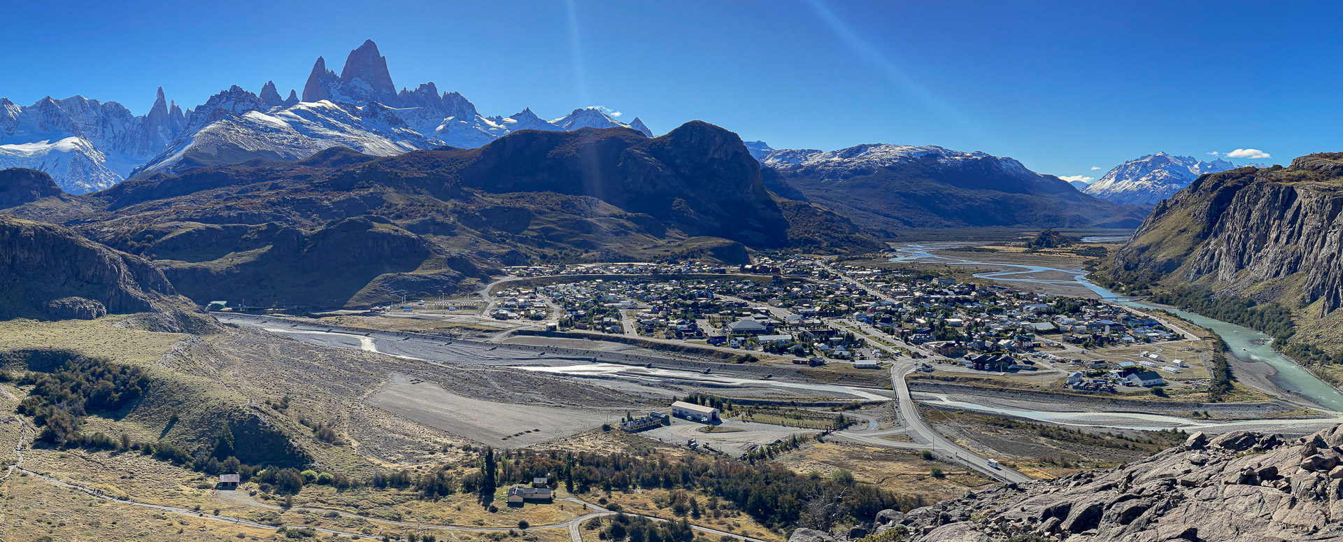 PATAGONIJA – EL CHALTÉN POD FITZ ROYEM Panoramski pogled na El Chaltén in gorski masiv Fitz Roy v argentinski Patagoniji.