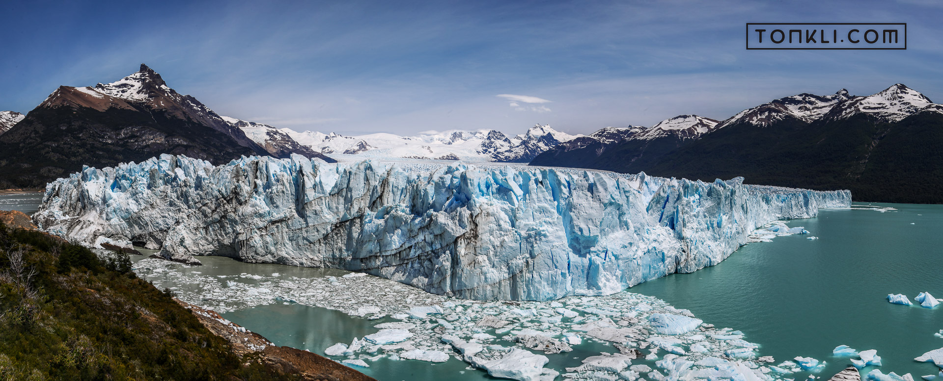 PATAGONIJA – LEDENIK PERITO MORENO Ledenik Perito Moreno v argentinski Patagoniji, mogočna ledena stena in plavajoči kosi ledu v turkiznem jezeru.