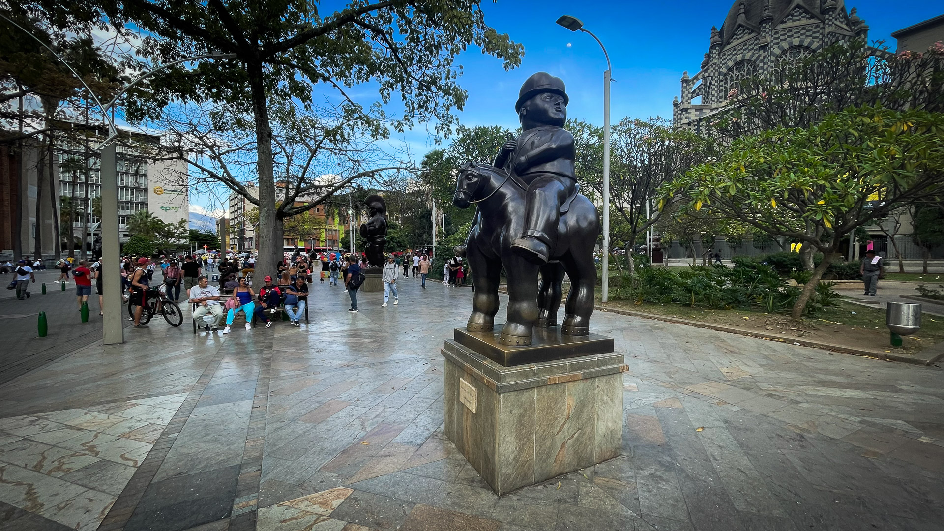 Bronasta skulptura jezdeca na konju umetnika Fernanda Botera na trgu Plaza Botero v Medellínu v Kolumbiji.