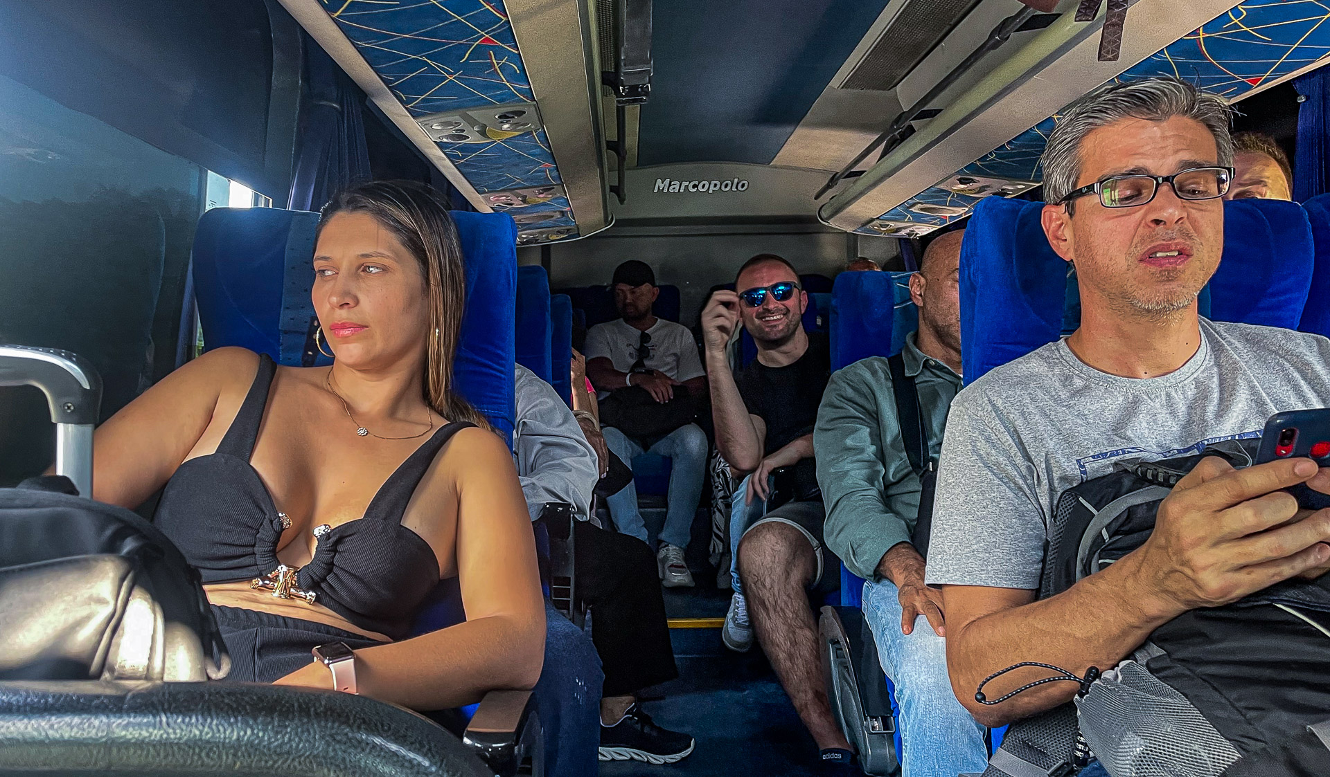 Skupina popotnikov med vožnjo s turističnim avtobusom na potovanju po Kolumbiji.